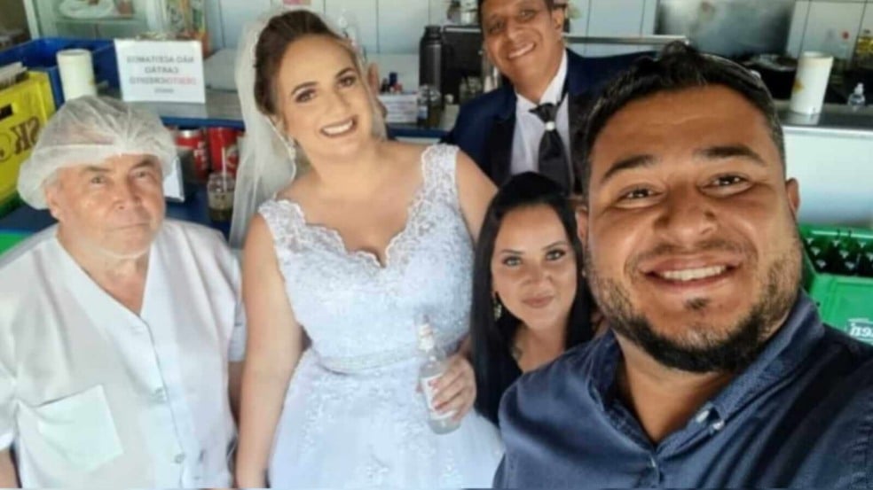 Noivos e convidados no Bar do Dito, em Jundiaí