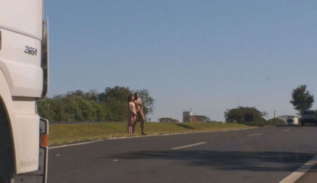Casal nu é socorrido em rodovia de SP