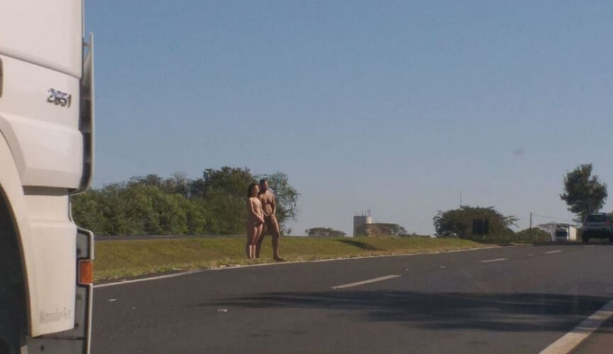 Casal nu é socorrido em rodovia de SP