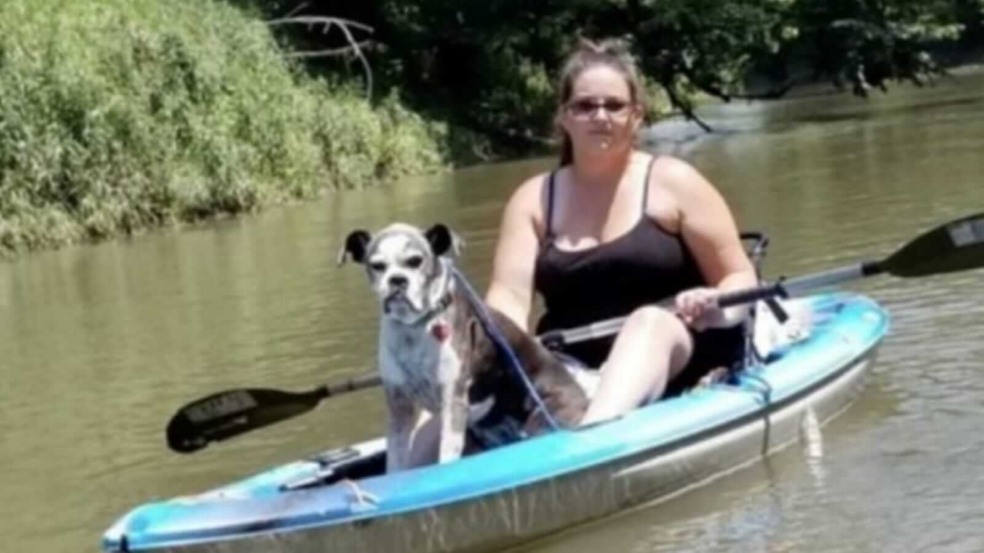 Mulher e cachorro em caiaque