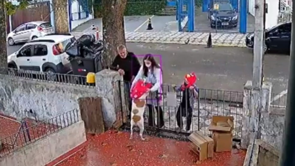 Casal coloca roupa nova em cachorra