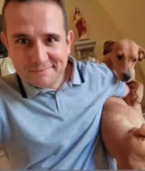 Padre adota cachorros que invadiram missa