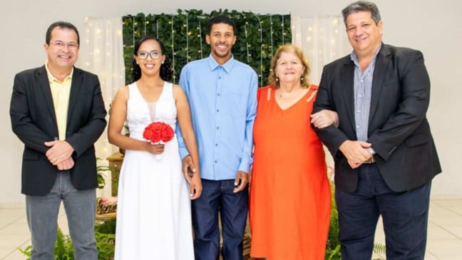 Prefeito Marcão Marchi, vice-prefeito Alexandre Mustafa e presidente do FUNSS, Neusa Marchi com noivos  (Foto: Prefeitura de Itupeva)