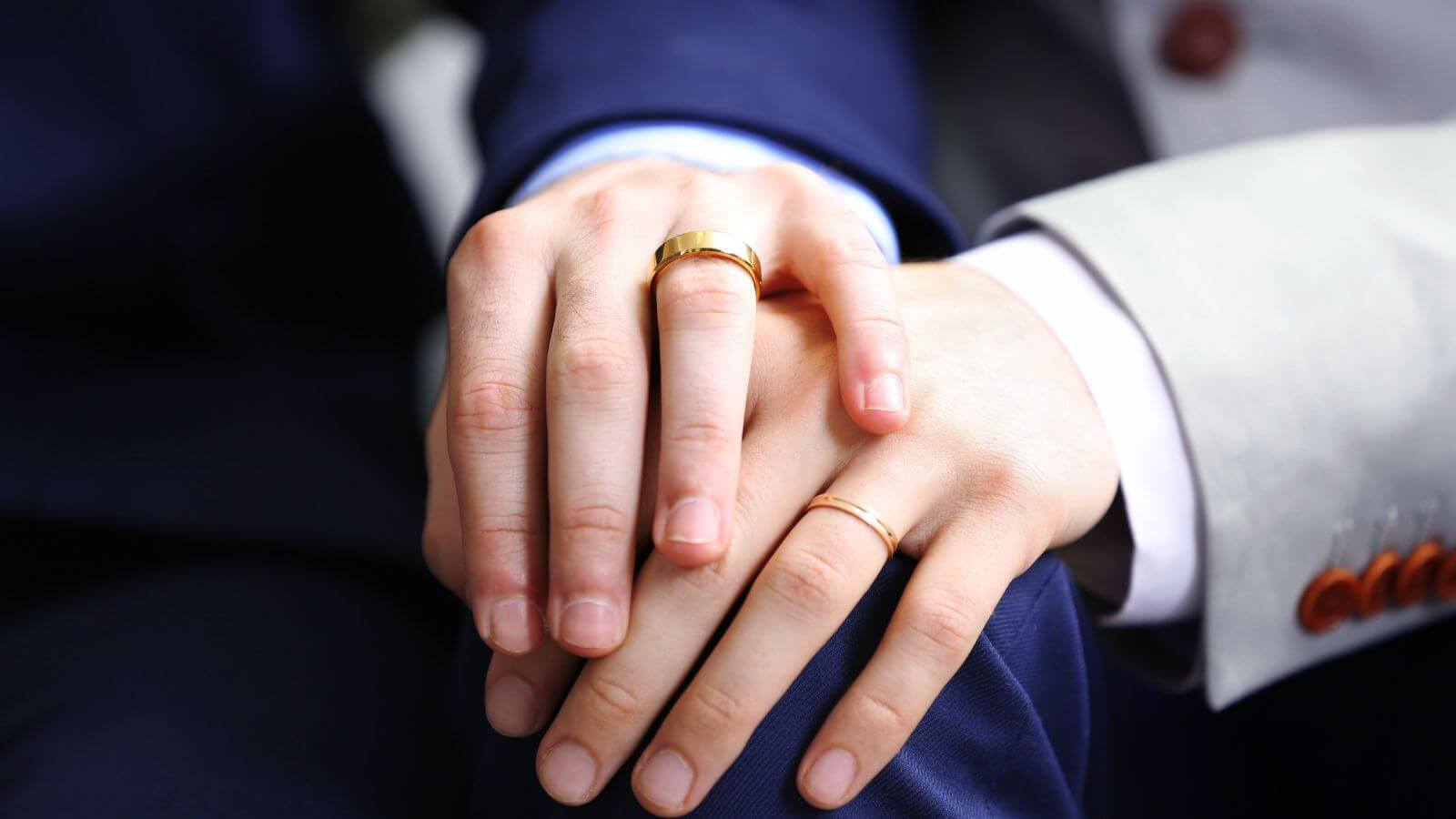 Dois homens com alianças de casamento