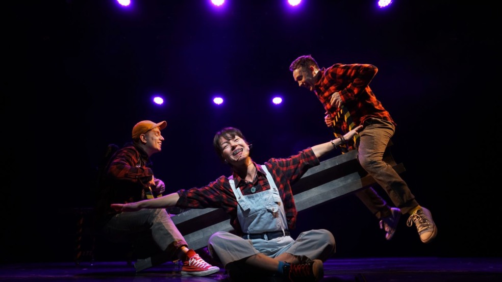 Atores vestidos de crianças