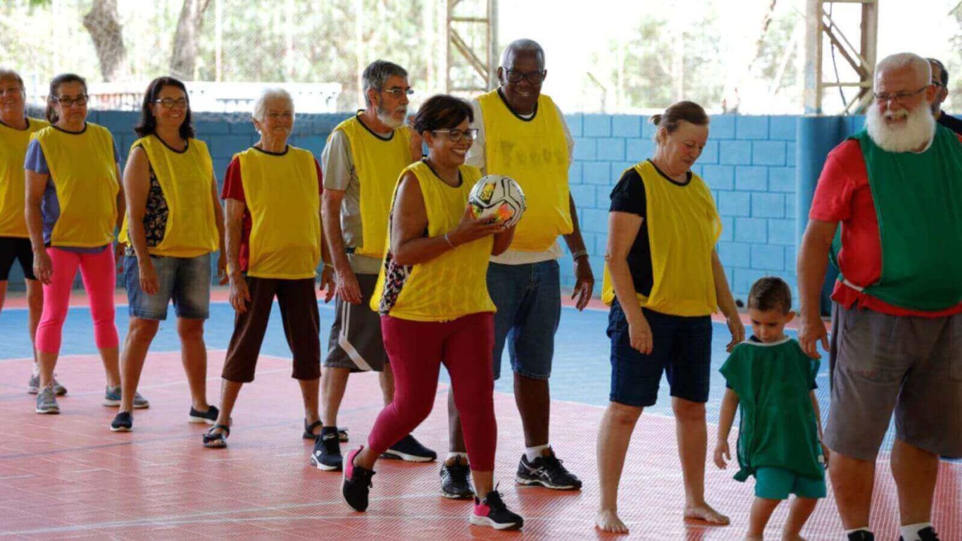 Idosos jogando Walking Football