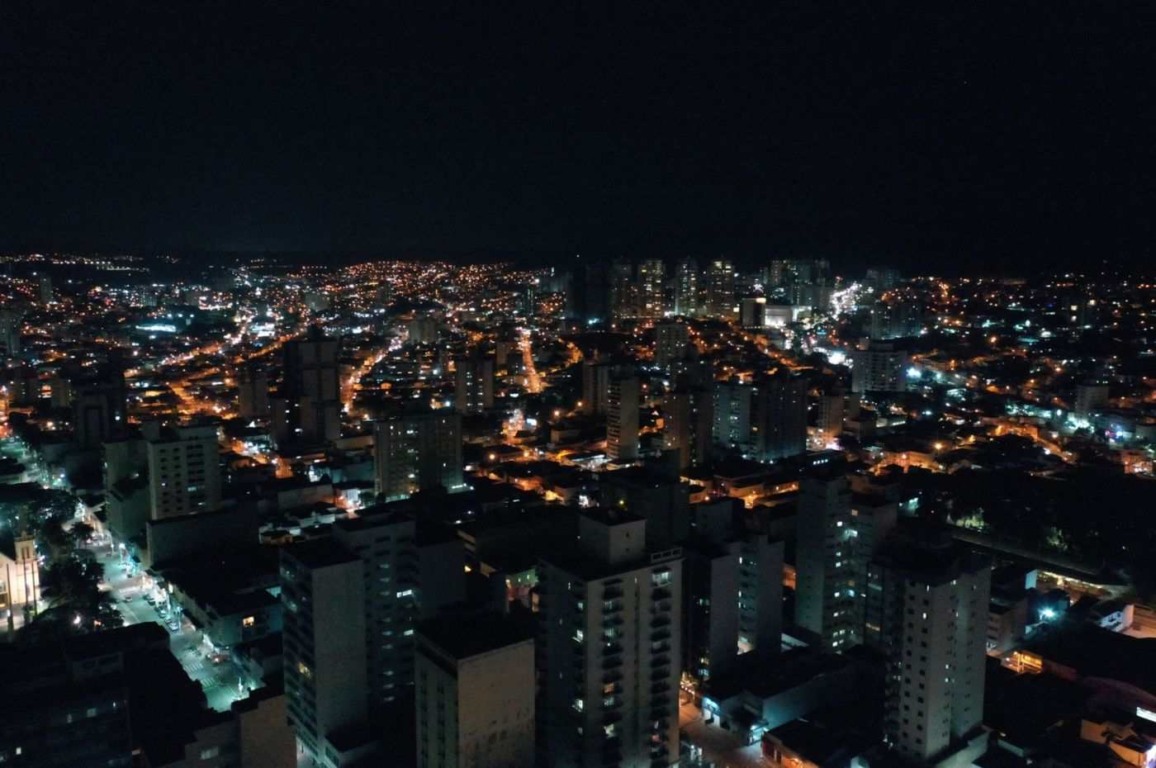 Centro da cidade terá a troca de 1700 lâmpadas; execução da primeira fase contempla 170 luminárias. Foto: Prefeitura de Jundiaí Centro da cidade terá a troca de 1700 lâmpadas; execução da primeira fase contempla 170 luminárias. Foto: Prefeitura de Jundiaí