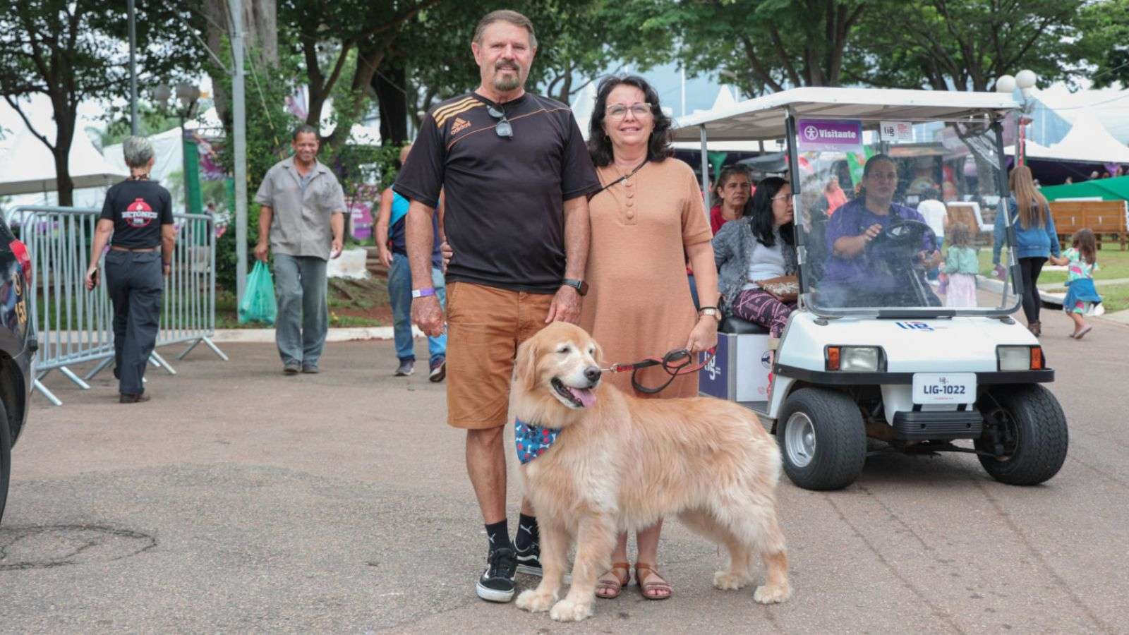 Visitantes da Festa da Uva com Golden
