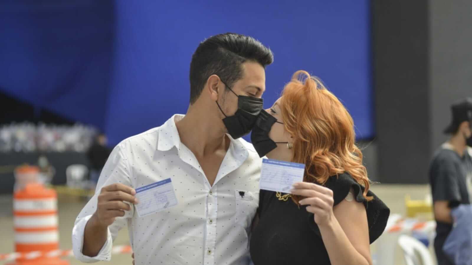 Casal de máscara de beijando