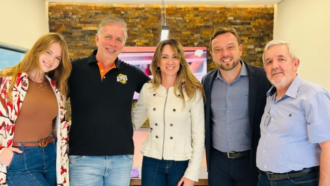 Autoridades de itupeva com representantes da cheese bites.