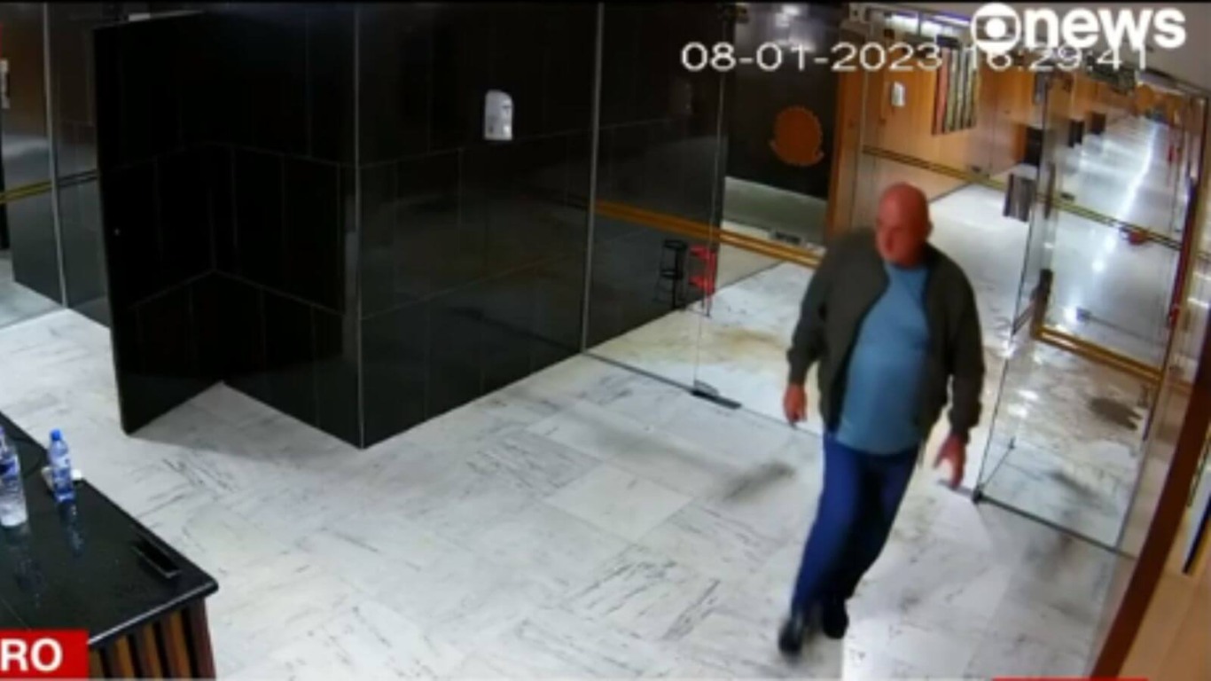 Chefe do GSI pede demissão após divulgação de imagens ao lado de golpistas no 8 de janeiro