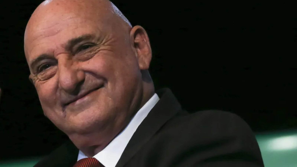 Chefe do GSI pede demissão após divulgação de imagens ao lado de golpistas no 8 de janeiro Chefe do GSI pede demissão após divulgação de imagens ao lado de golpistas no 8 de janeiro