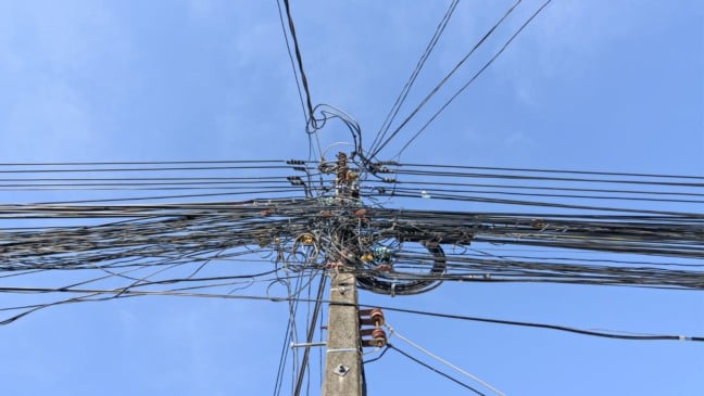 Poste com fios bagunçados