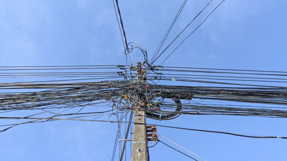 Poste com fios bagunçados
