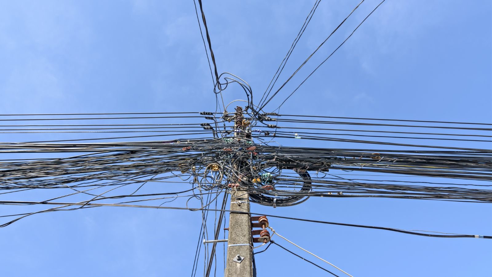 Poste com fios bagunçados