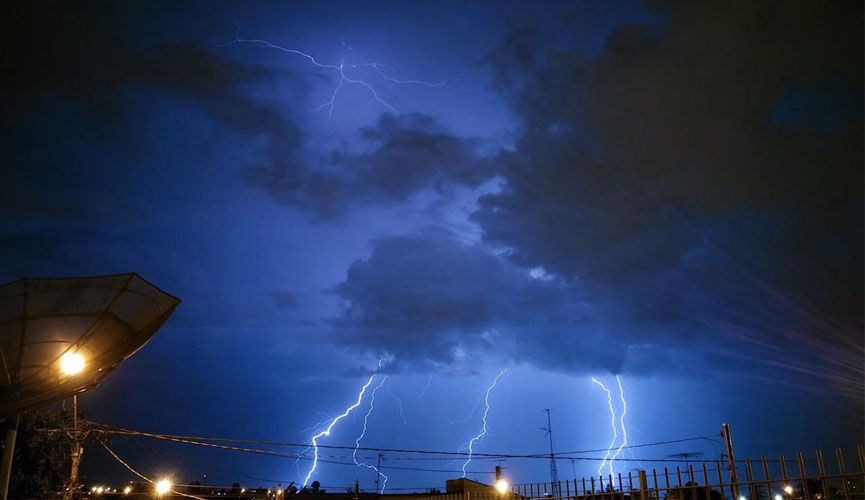Relâmpagos em céu noturno azulado