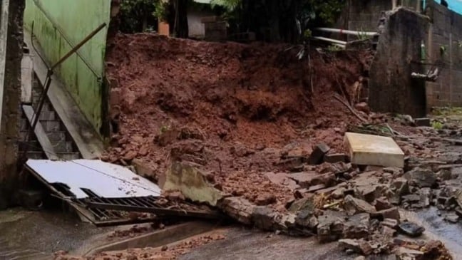 Chuva forte provoca deslizamento e paralisa trens da CPTM