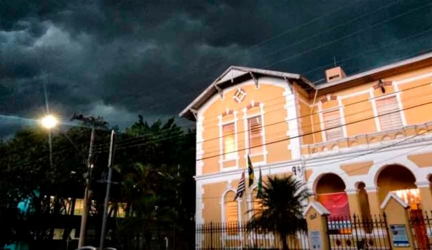 Chuva no fim da tarde causa ‘apagão’ no céu e nos bairros de Jundiaí