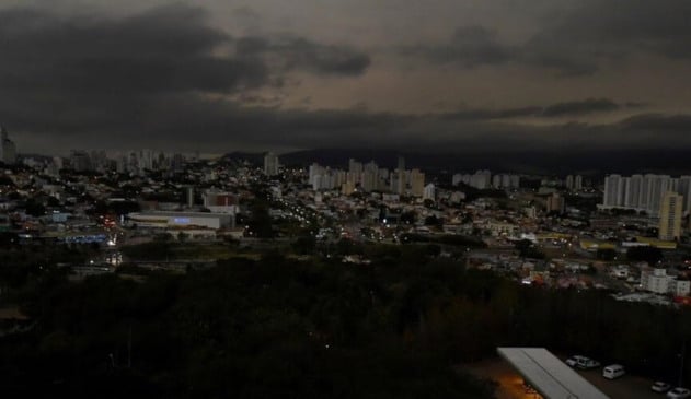 Frente fria faz dia virar noite em Jundiaí
