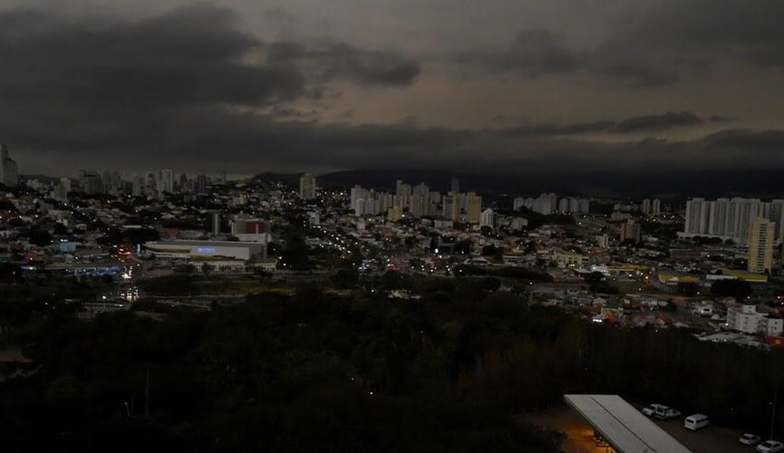 Frente fria faz dia virar noite em Jundiaí