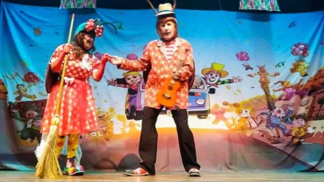 Dois palhaços em palco
