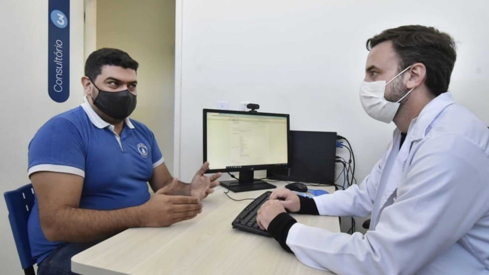 Médico atendendo paciente