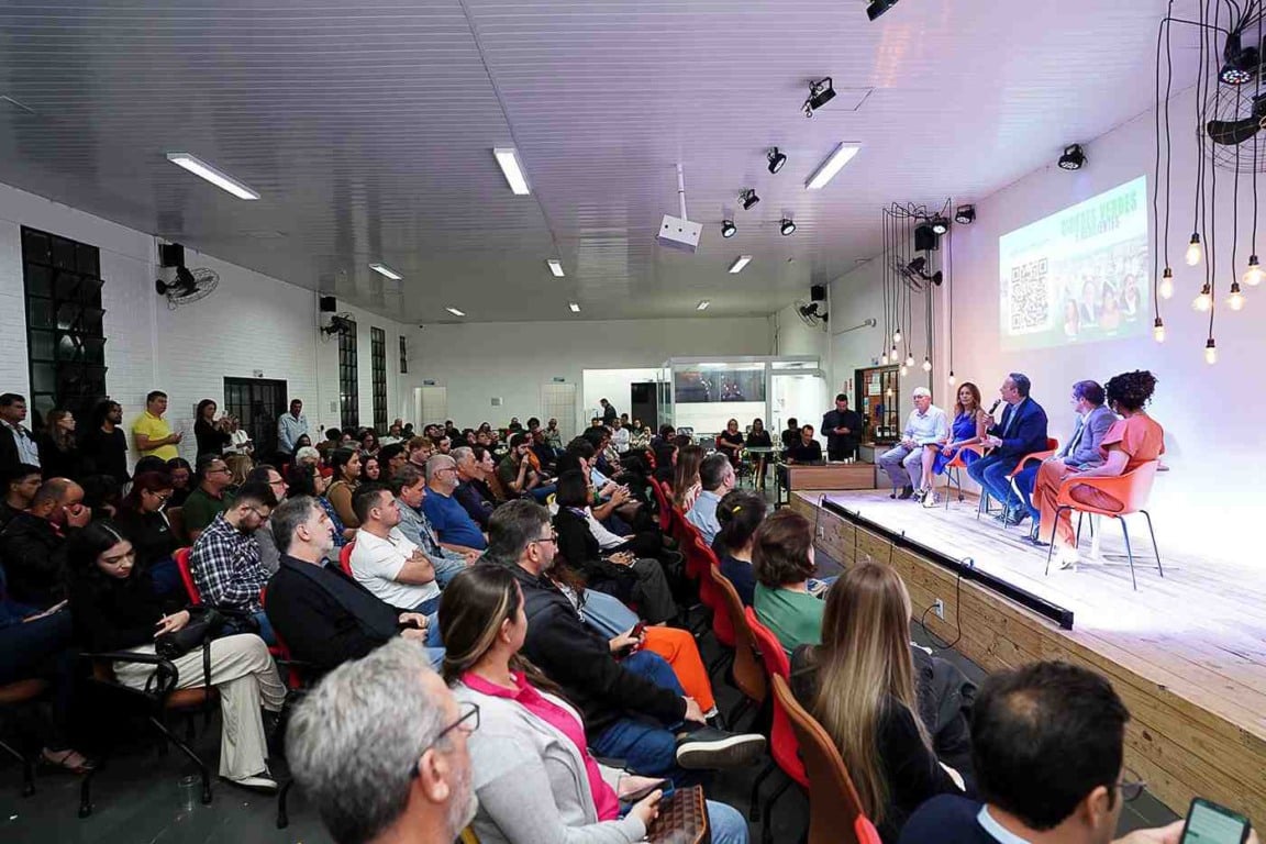 Parimoschi e convidados discutem sobre cidades verdes e resilientes em evento em Jundiaí, com participação ativa do público.