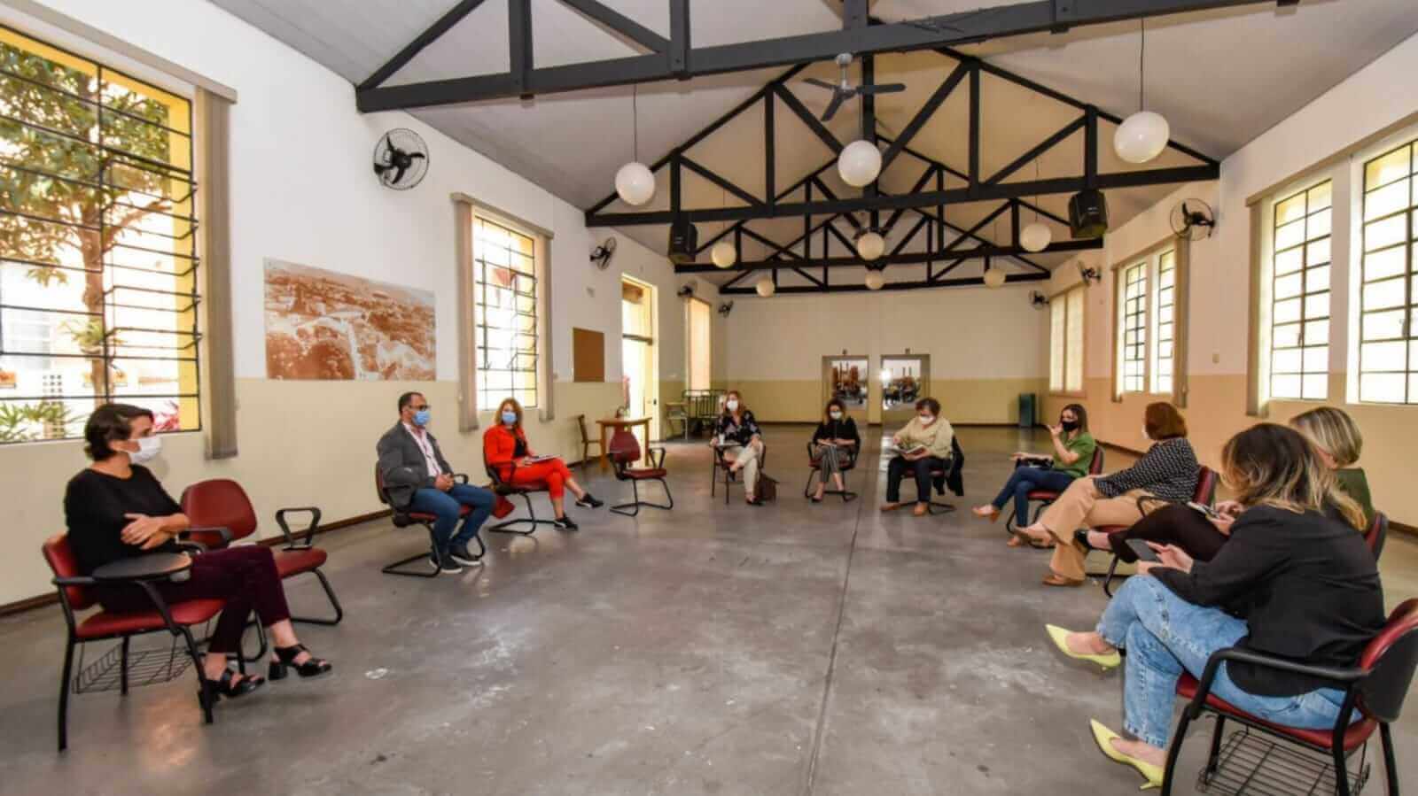 Gestores e secretários sentados em reunião