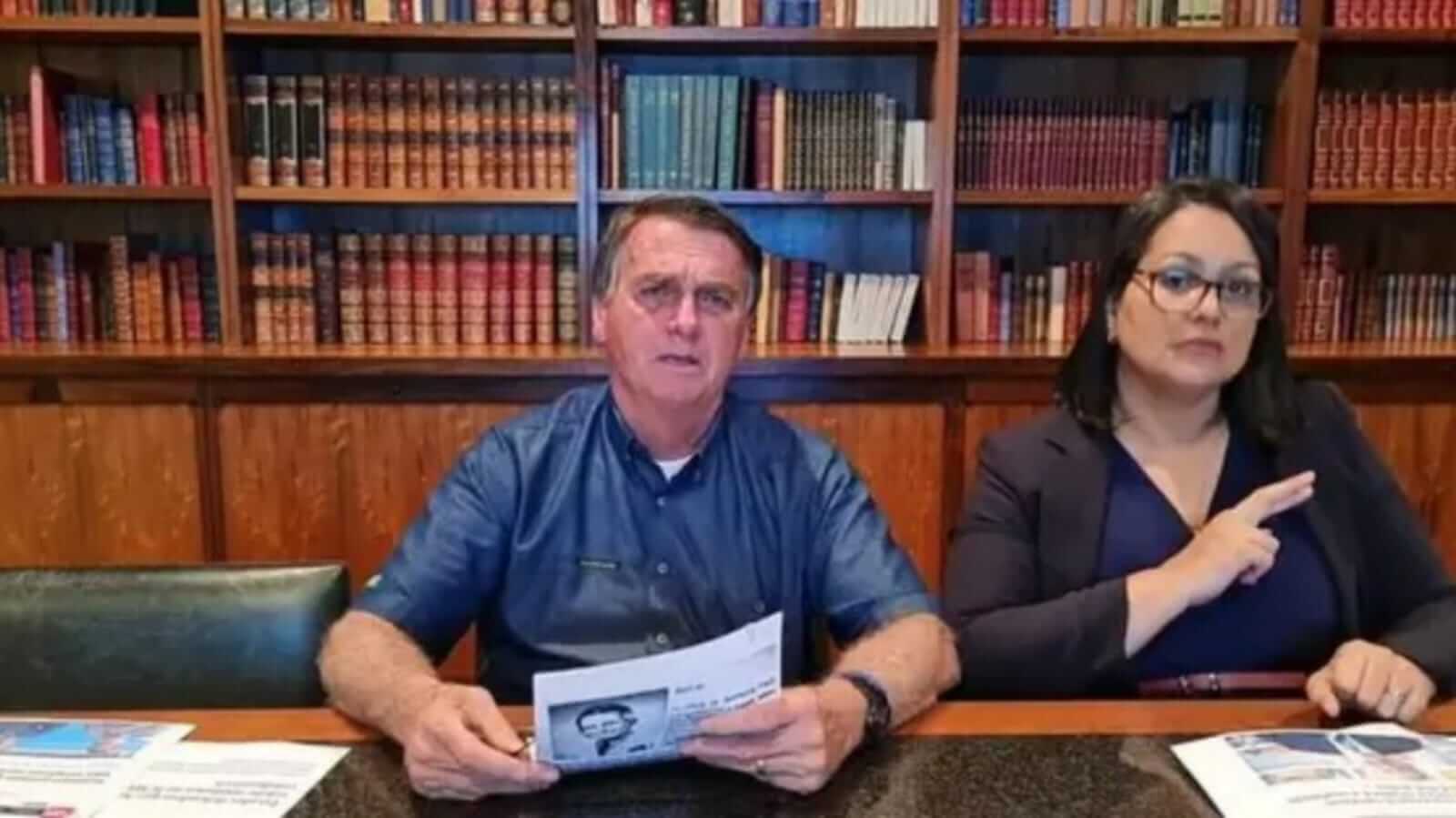 Bolsonaro e intérprete de libras durante live