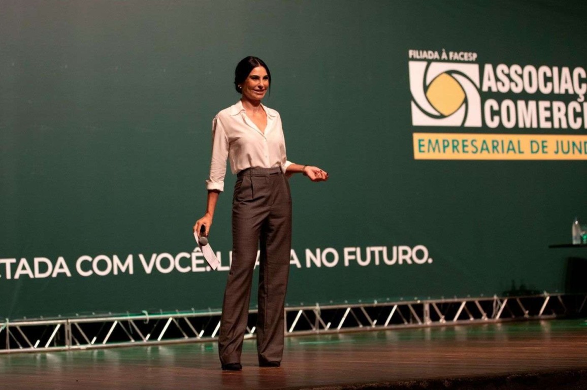 Cíntia Chagas mostra em Café Show da ACE como transformar a comunicação em sucesso empresarial
