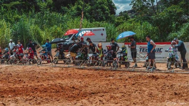 Pista de corrida com atletas mirins.