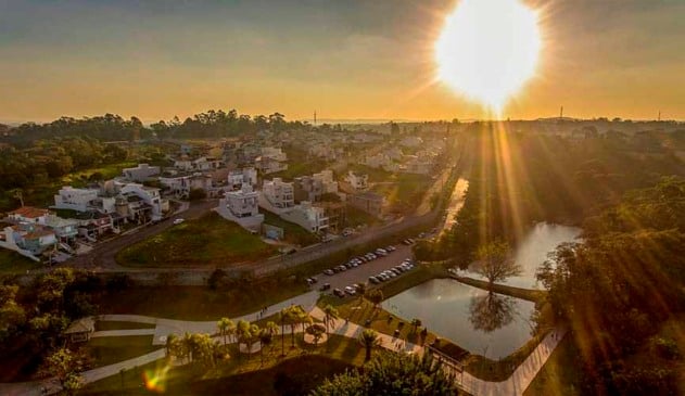 Foto aérea de fim de dia na região do Parque do Engordadouro em Jundiaí com lago e casas ao redor