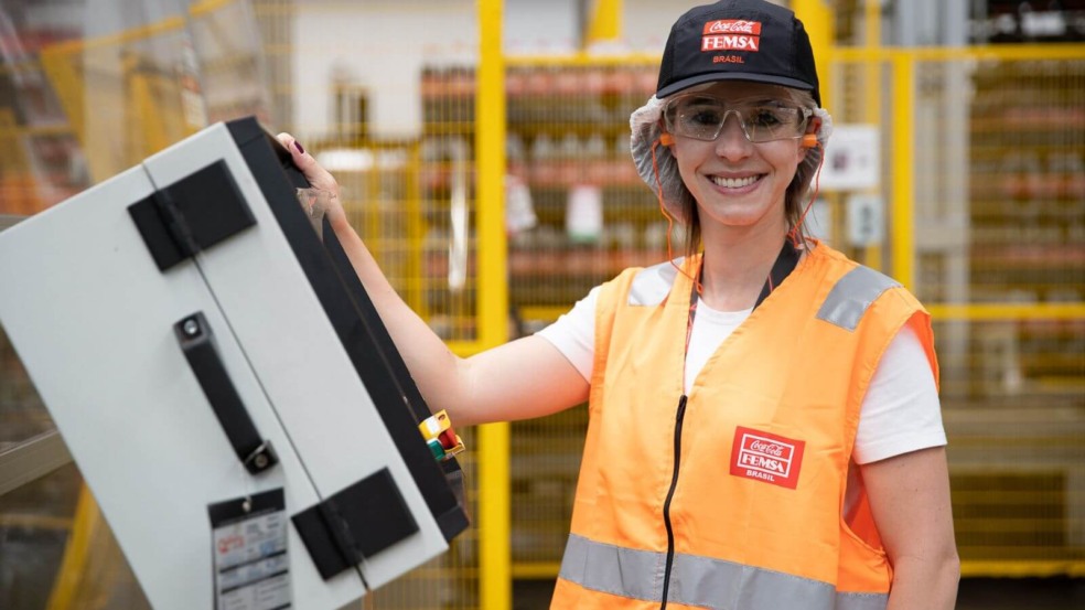 Mulher que trabalha na Coca-Cola de Jundiaí, representando vagas de emprego para PCDs e mulheres na empresa