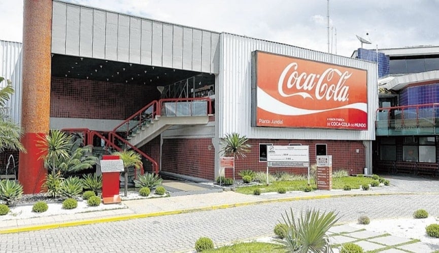 Foto da fachada da Coca-Cola FEMSA