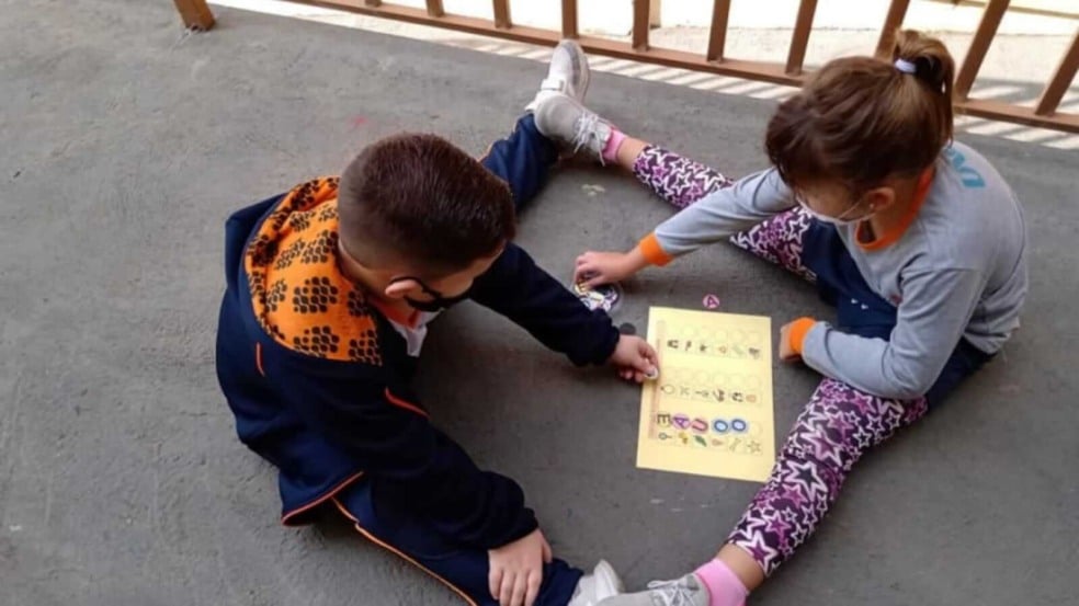 Alunos brincando com livro