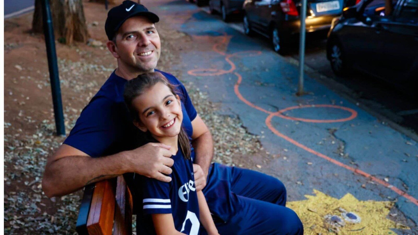 Aluna do Colégio Elíseos de Jundiaí em praça revitalizada pelo programa Cidade das Crianças