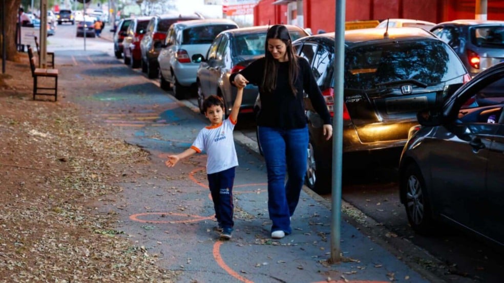 Aluno do Colégio Elíseos de Jundiaí em praça revitalizada pelo programa Cidade das Crianças