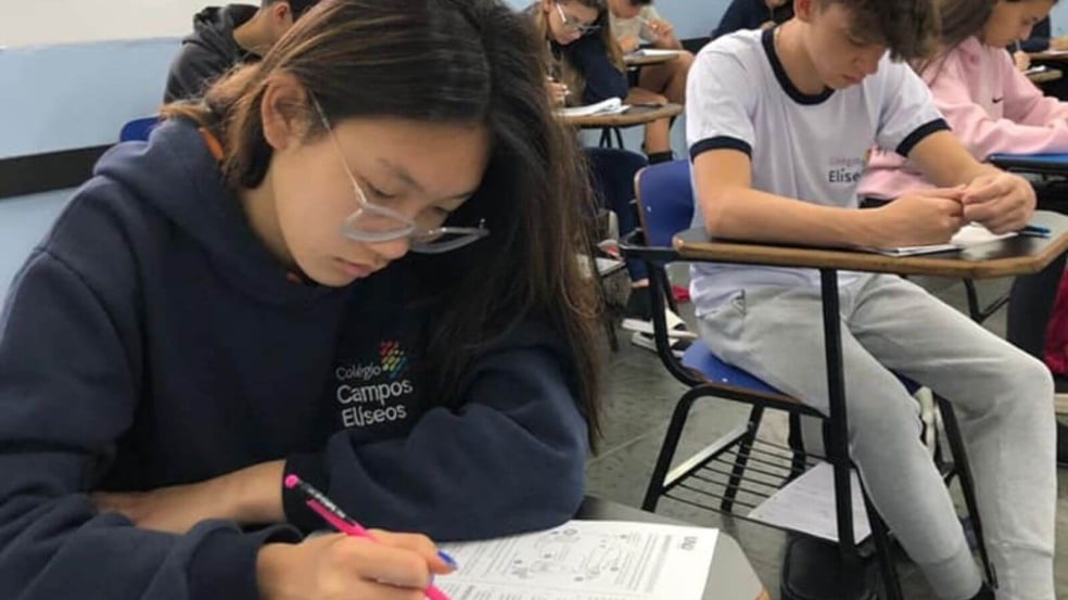 Alunos fazendo prova