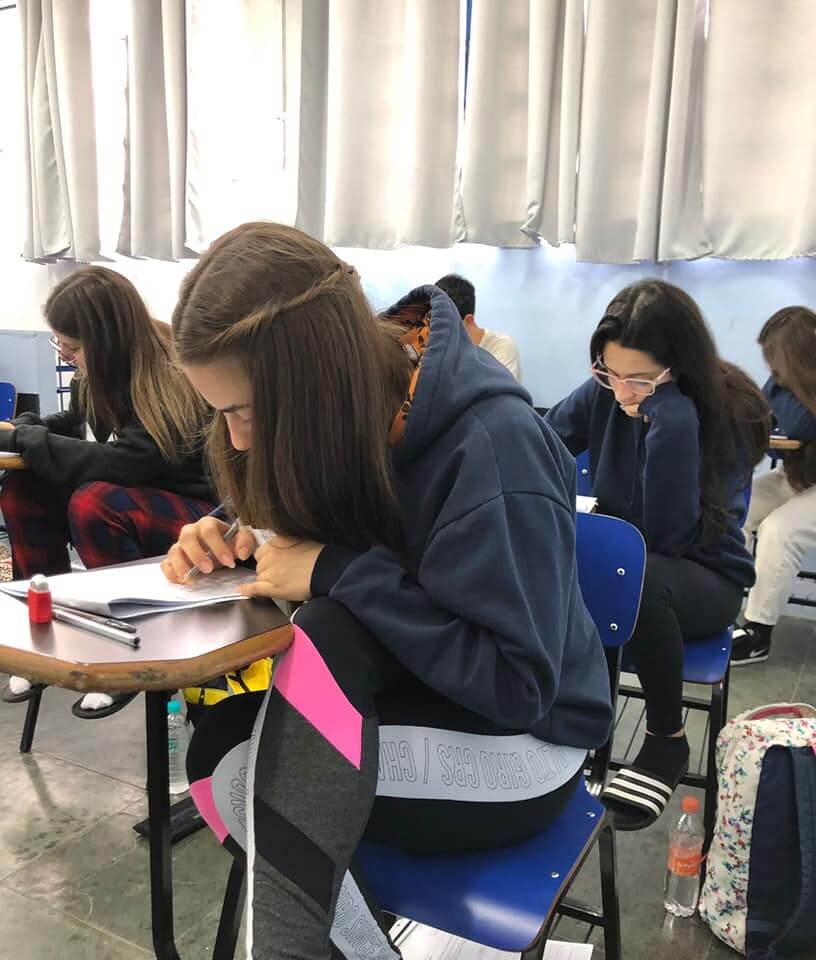 Alunos fazendo prova