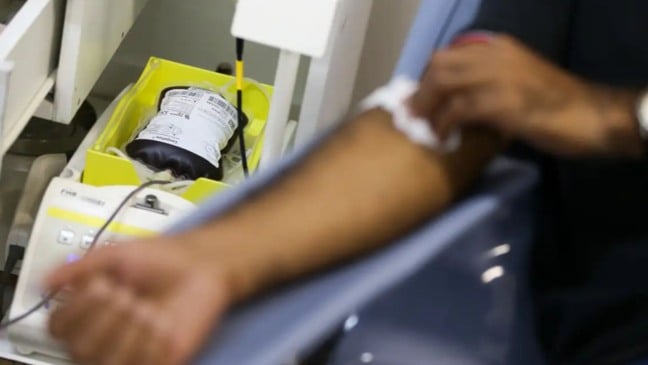 Homem doando sangue