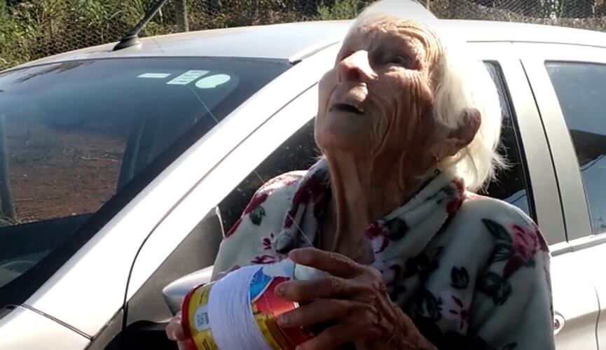 Com 93 anos, Dona Coceição empina pipa e faz sucesso na internet