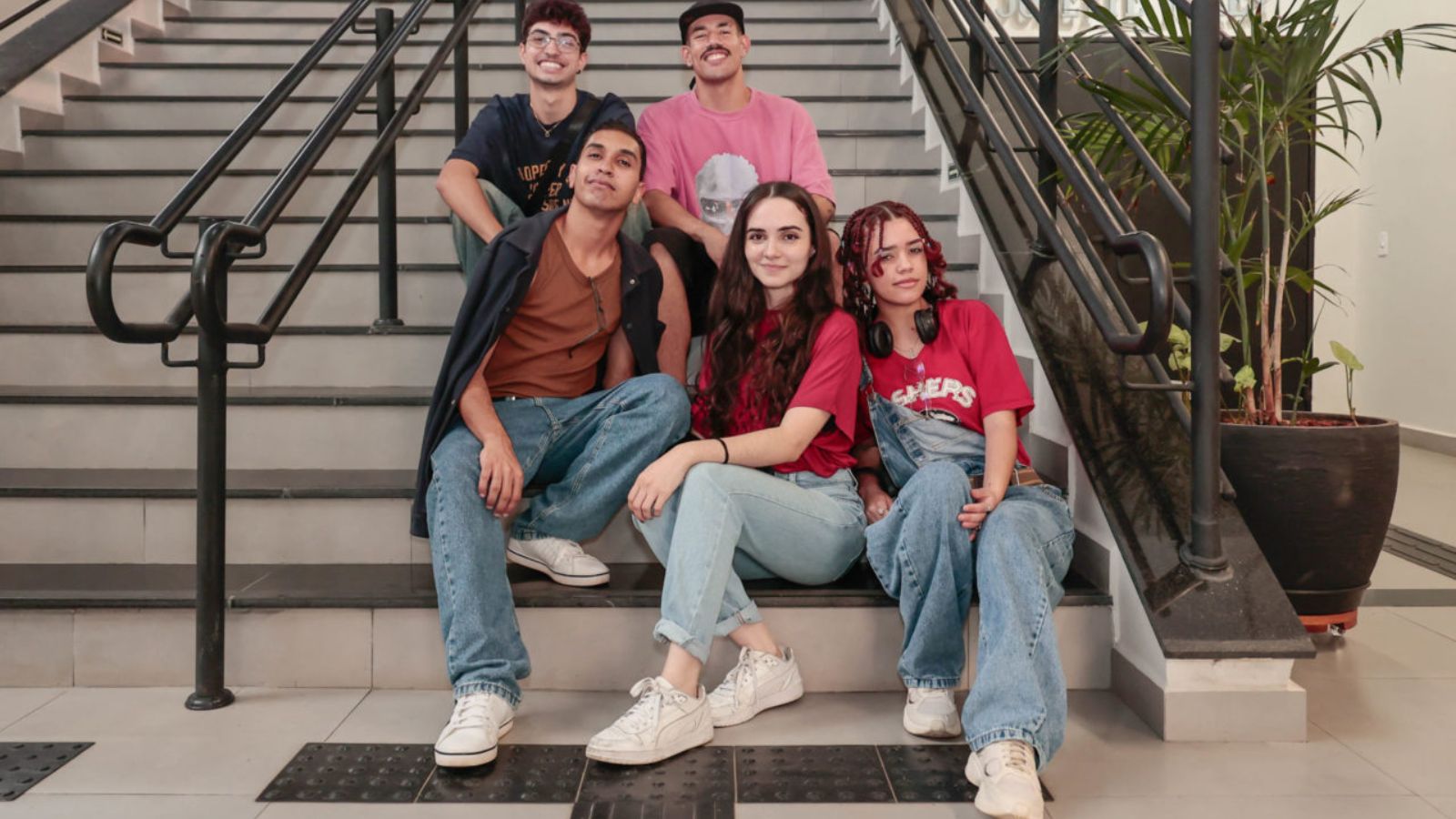 Derick (de boné) foi ao teatro com os amigos Thiago, Mateus, Débora e Lycia