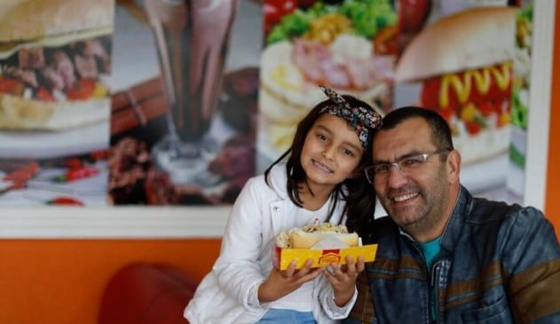 Com a cura de sua filha, dono de lanchonete doa vendas de cachorros-quentes a hospital