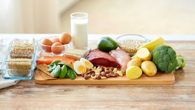 Mesa com diversos alimentos