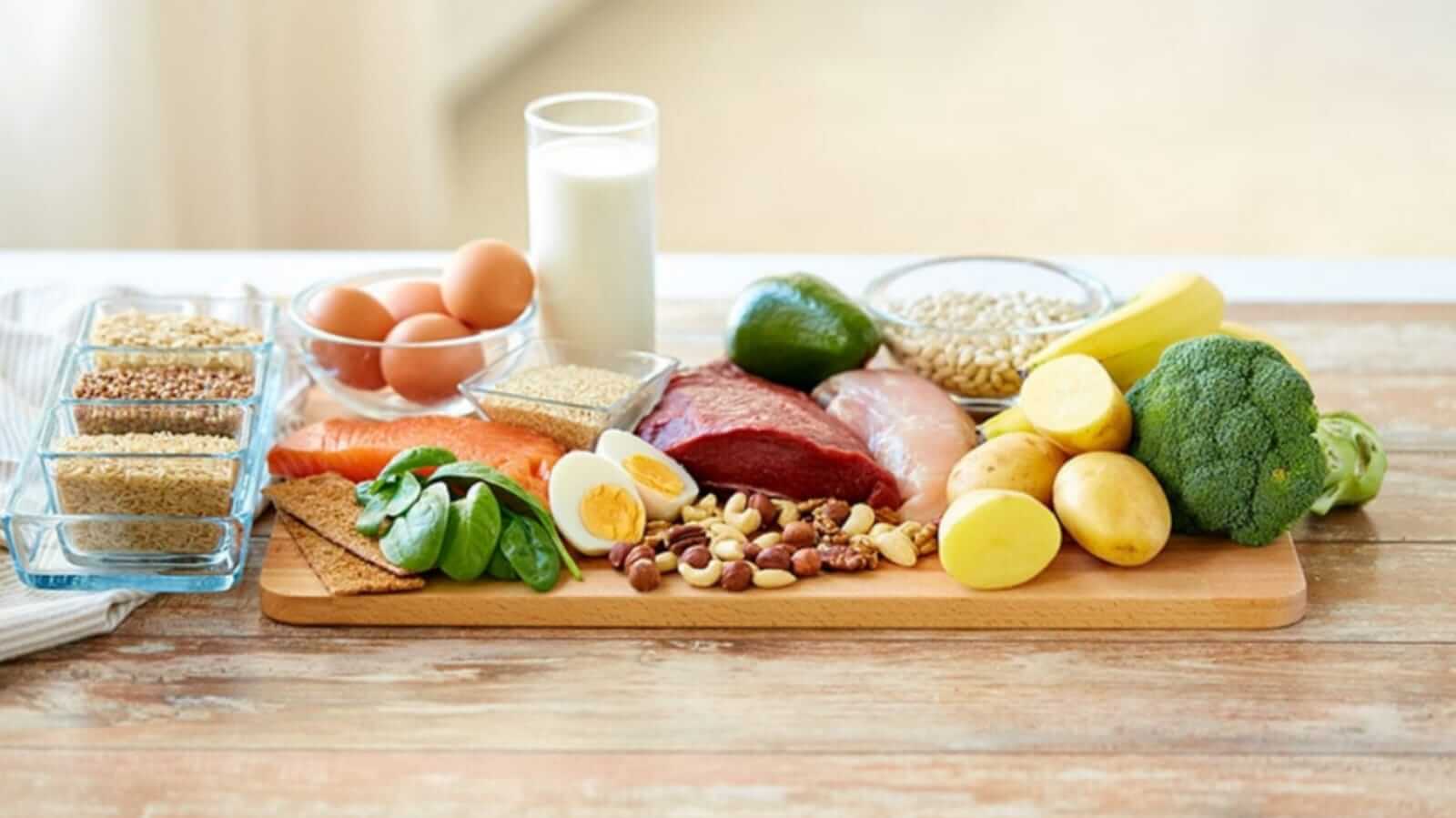 Mesa com diversos alimentos