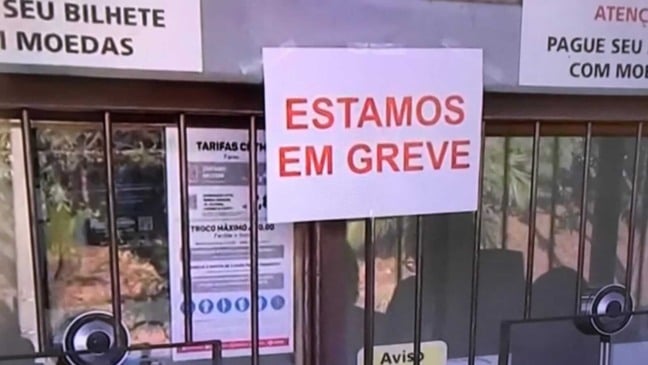 Bilheteria de estação fechada com aviso de greve