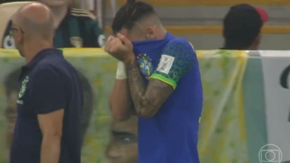 Alex Telles chorando