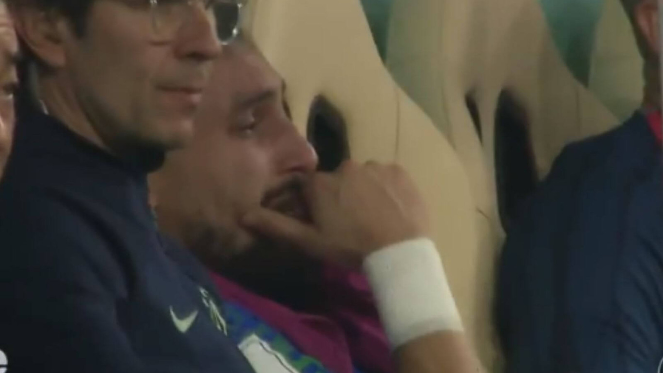 Alex Telles chorando