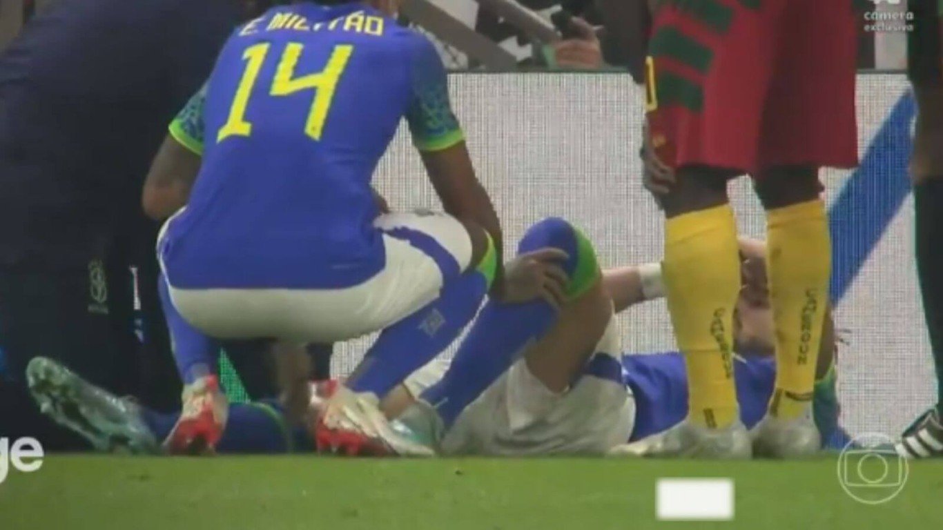 Alex Telles caído em campo