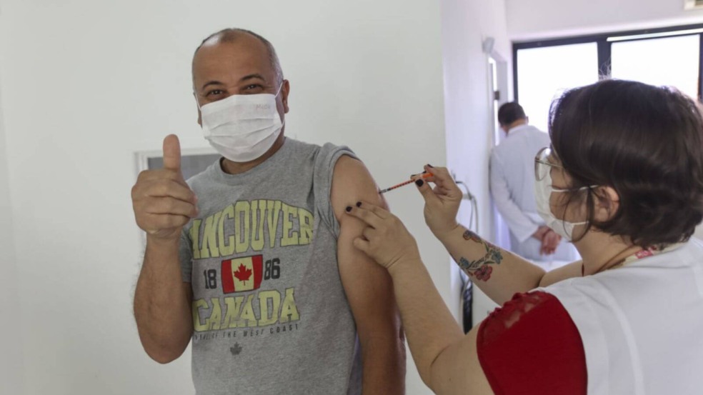 Homem sendo vacinado